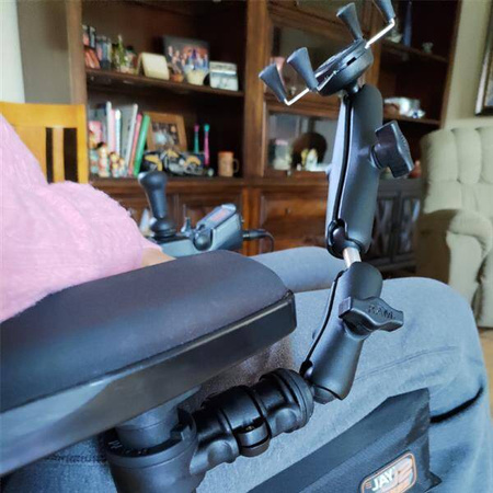 Suport pentru telefon RAM® pentru cotierele scaunelor cu rotile cu eliberare rapidă și pivotare